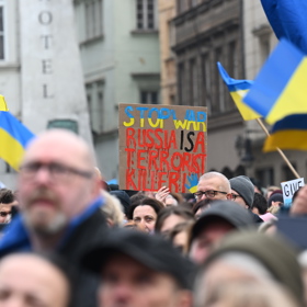 Lidé přinesli různé transparenty na podporu Ukrajiny a kritiku Ruska i Donalda Trumpa.