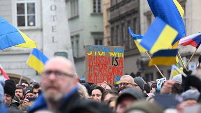 FOTO: Lidé přinesli různě transparenty na podporu Ukrajiny a kritiku Ruska i Donalda Trumpa.