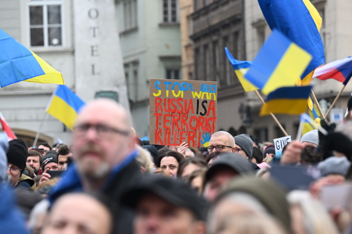 FOTO: Lidé přinesli různě transparenty na podporu Ukrajiny a kritiku Ruska i Donalda Trumpa. – stránka 46