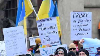 FOTO: Lidé přinesli různě transparenty na podporu Ukrajiny a kritiku Ruska i Donalda Trumpa.