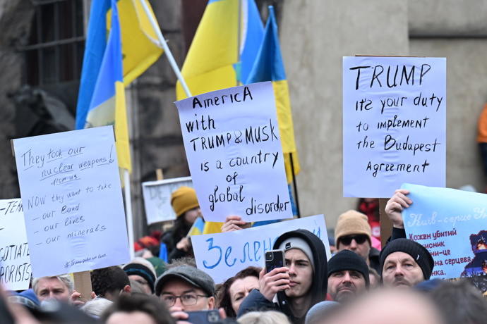 FOTO: Lidé přinesli různě transparenty na podporu Ukrajiny a kritiku Ruska i Donalda Trumpa. – stránka 51