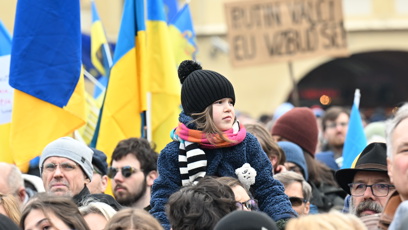 FOTO: Lidé přinesli i ukrajinské vlajky.
