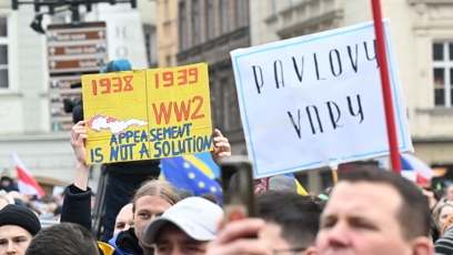 FOTO: Lidé přinesli různě transparenty na podporu Ukrajiny a kritiku Ruska i Donalda Trumpa.