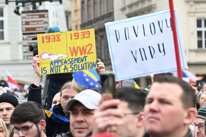 FOTO: Lidé přinesli různě transparenty na podporu Ukrajiny a kritiku Ruska i Donalda Trumpa. – stránka 43
