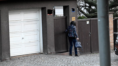 FOTO: Dagmar Patrasová opouští dům.