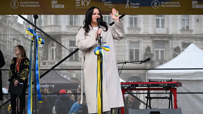 FOTO: Jitka Čvančarová na pódiu podpořila Ukrajinu.