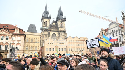FOTO: Zaplněné Staroměstské náměstí podpořilo Ukrajinu.