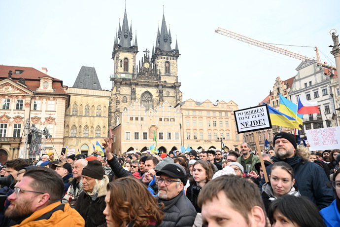 FOTO: Zaplněné Staroměstské náměstí podpořilo Ukrajinu. – stránka 64
