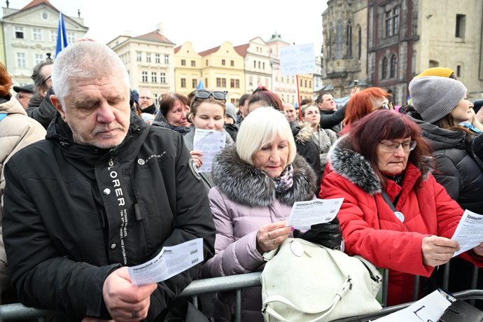 FOTO: Na Staroměstském náměstí se sešly tisíce lidí. – stránka 60