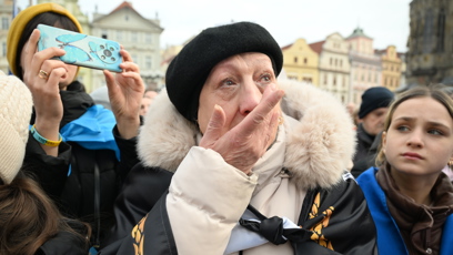 FOTO: Někteří lidé v davu i plakali.