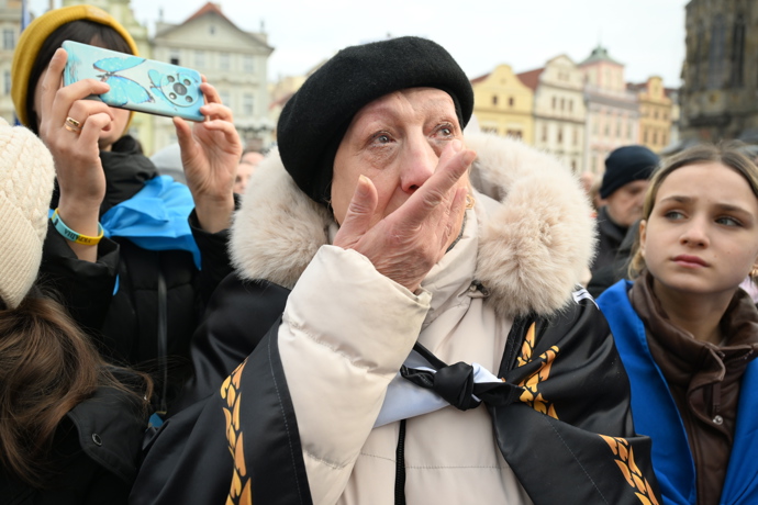 FOTO: Někteří lidé v davu i plakali. – stránka 63