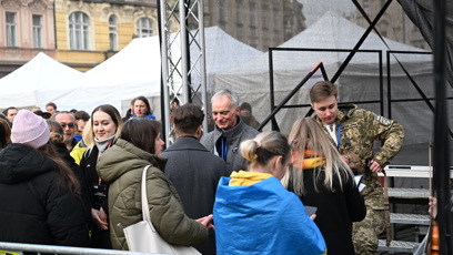 FOTO: Někteří lidé v davu měli ukrajinské vlajky.