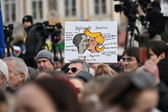 FOTO: Transparenty v davu. – stránka 58