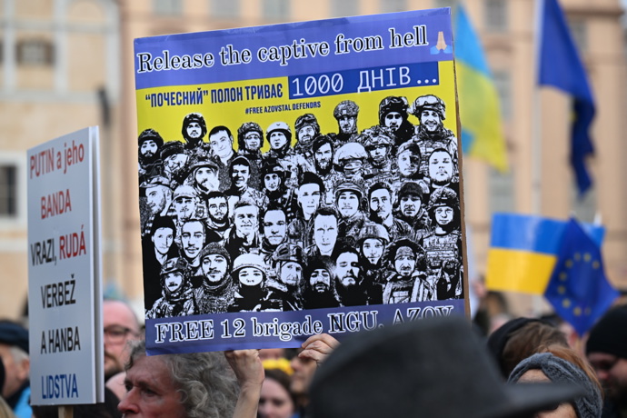 FOTO: Transparenty lidí, kteří přišli podpořit Ukrajinu. – stránka 57