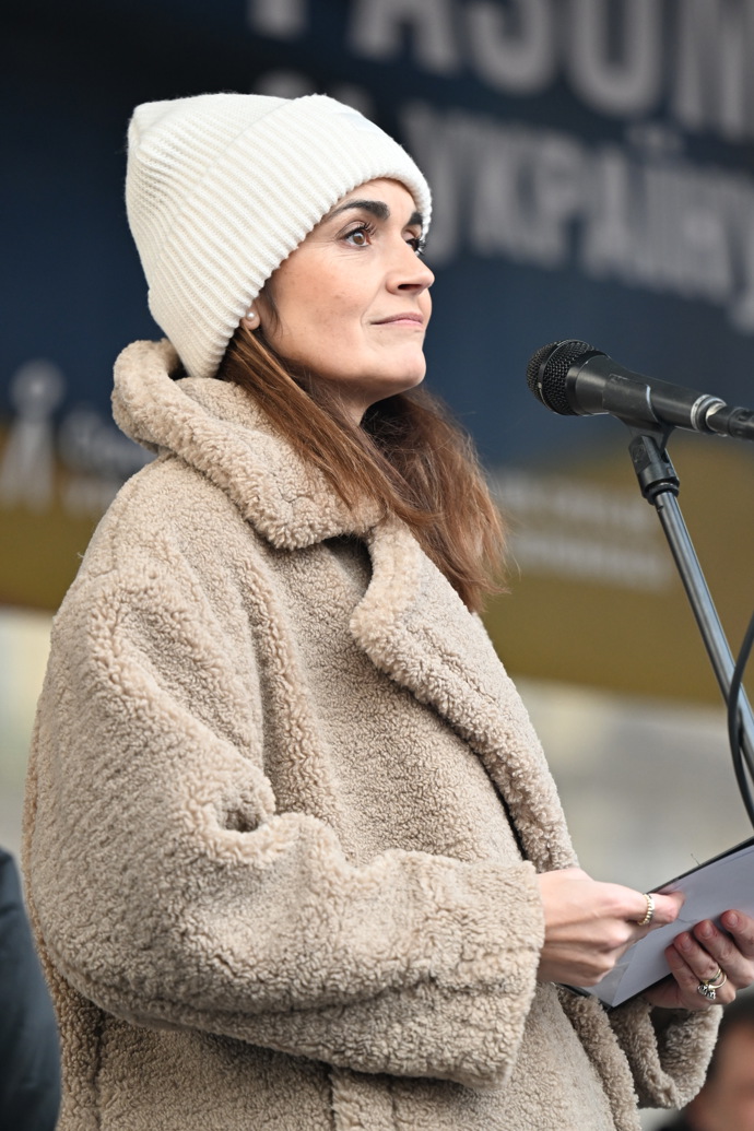 FOTO: Daniela Brzobohatá na pódiu. – stránka 183