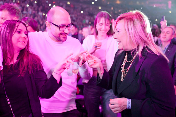 FOTO: Alena Schillerová se usmívala od ucha k uchu. – stránka 103