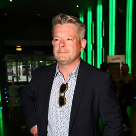 Aleš Háma nosí brýle v rozhalence, což je proti pravidlům etikety.