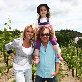 Lucie Benešová a Tomáš Matonoha na archivním snímku s dcerou Larou.