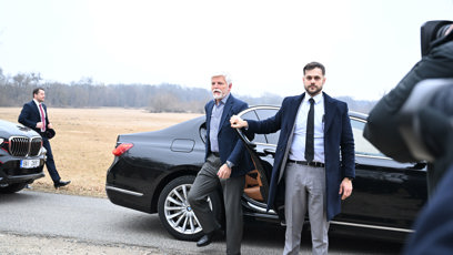 FOTO: Petr Pavel vystupuje z auta.