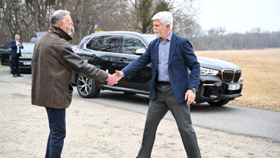 FOTO: Petr Pavel si podává ruku po příjezdu.