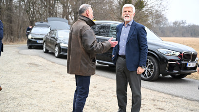 FOTO: Petr Pavel se zdraví po příjezdu.