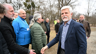 FOTO: Petr Pavel se zdraví s přítomnými.