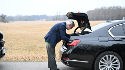 FOTO: Petr Pavel u kufru svého vozu.