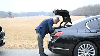 FOTO: Petr Pavel se obouvá.