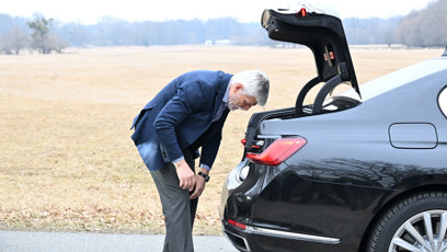 FOTO: Petr Pavel siu nasadil vhodnější obuv.