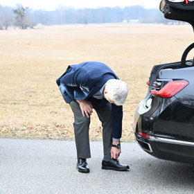 Petr Pavel si přezouvá boty.