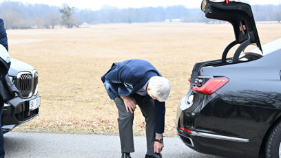 FOTO: Petr Pavel si přezouvá boty.