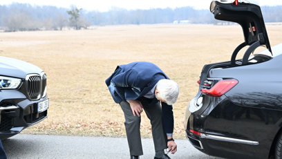 FOTO: Petr Pavel si před novináři přezouval boty.