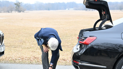 FOTO: Petr Pavel si přezouval boty.