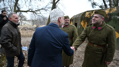 FOTO: Petr Pavel se zdraví s vojenskými nadšenci.