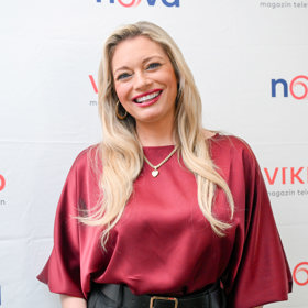 Lucie Borhyová v rudo-černé kontrastní kombinaci. 