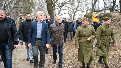 FOTO: Petr Pavel u vojenského bunkru.