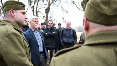 FOTO: Petr Pavel poslouchá výklad vojenských nadšenců.