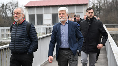 FOTO: Petr Pavel přechází most.