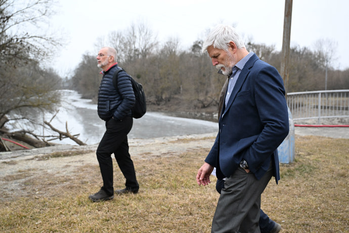 FOTO: Petr Pavel u řeky Dyje. – stránka 770