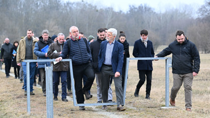 FOTO: Petr Pavel prochází krajinou soutoku.