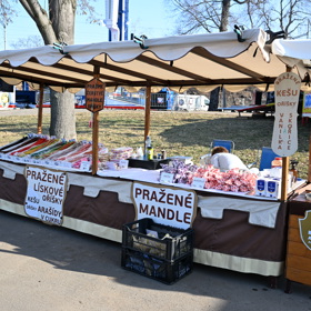 Stánek s praženými mandlemi.