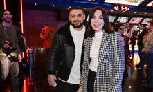 Kamila Nývltová vedle svého partnera září.