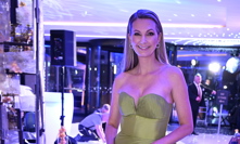 Sandra Pospíšilová dorazila na ples v Intru.