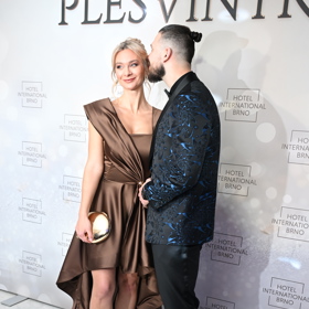 Zamilovaní manželé se těší na příchod miminka. 