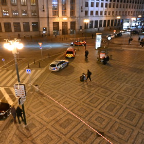 V Obecním domě zasahuje policie i hasiči.