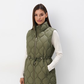 Ani polyamid nepřináší moc hřejivosti, je ale odolný vůči oděru a pevný. Prošívaná vesta z polyamidu a polyesteru, Mohito, 999 Kč