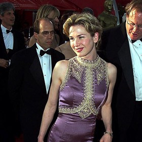 Na svůj vůbec první Oscarový večer v roce 1999 dorazila Renée v lehce exotických šatech od kamarádky L'Wren Scott. Šlo o vůbec první výrobek této módní návrhářky.