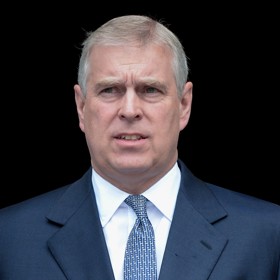 Princ Andrew, který si kvůli sexuálnímu skandálu s nezletilou Američankou vysloužil pověst černé ovce britské královské rodiny, slaví 65. narozeniny.