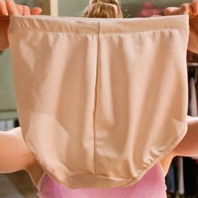 Neméně slavné bombarďáky ze stejného filmu skončily podle herečky ve vlastnictví jejího kolegy Hugha Granta.