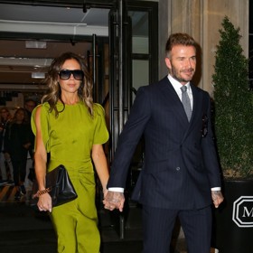 Ikonický střih Victorie Beckham, to jsou tyto midi šaty v letos velmi trendy odstínu Chartreuse.